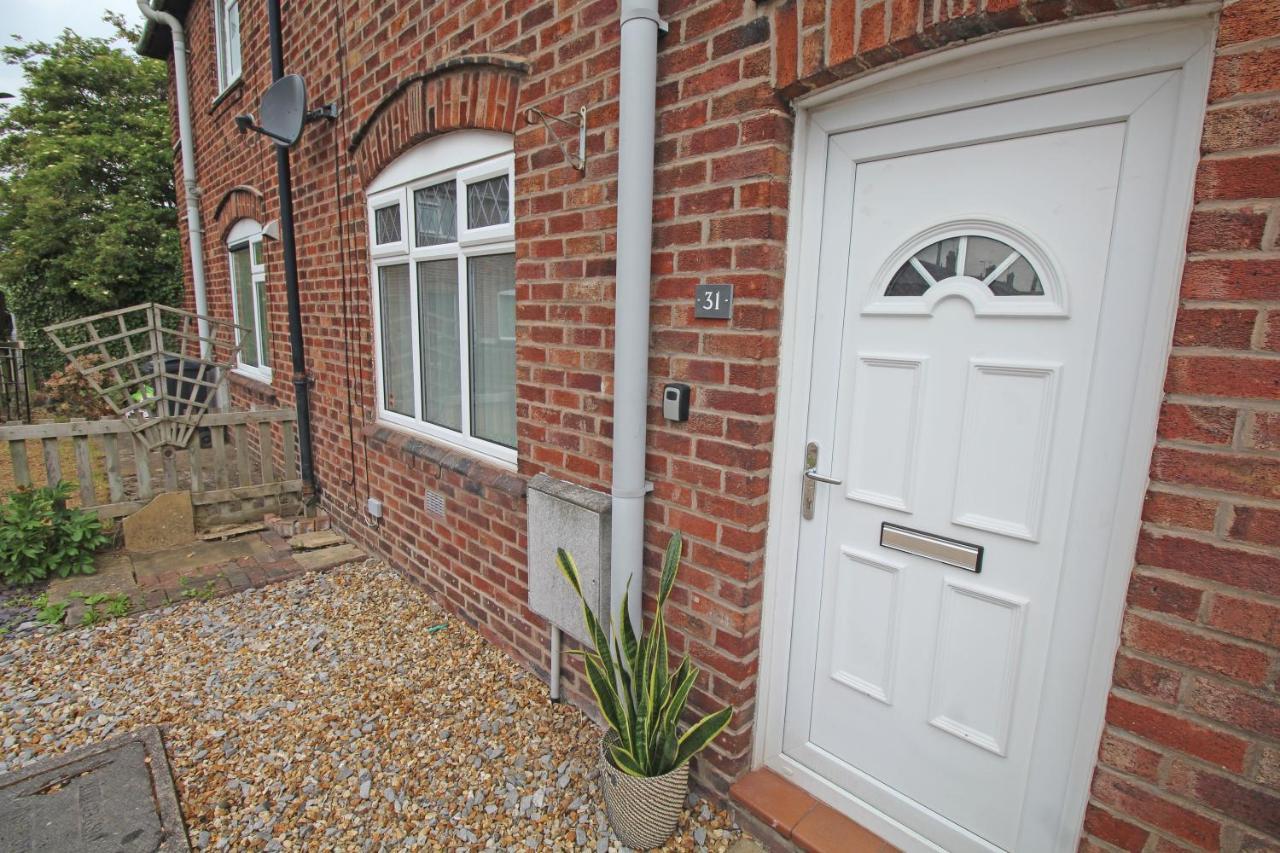 Recently Refurbished 3 Bedroom Home With Parking - Perfect For Longstays - Sleeps 8 Chester Exterior photo